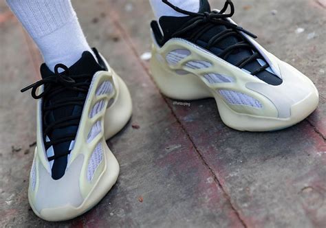 Модные креативные образы с кроссовками Adidas Yeezy Boost 700 v3