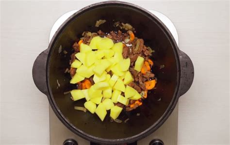 Нарежьте овощи и мясо:
