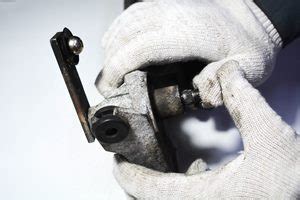 Подготовка к установке трапеции дворников