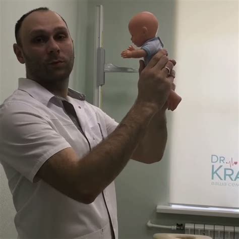 Почему не стоит поднимать ребенка до года выше головы