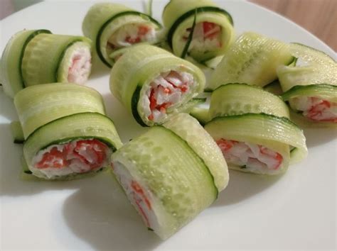 Разрезание огурца и крабовых палочек