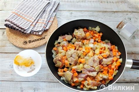 Шаг 3: Обжарка овощей и мяса