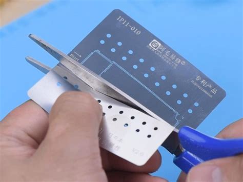 Шаг 3: Очистите контакты зарядного кейса