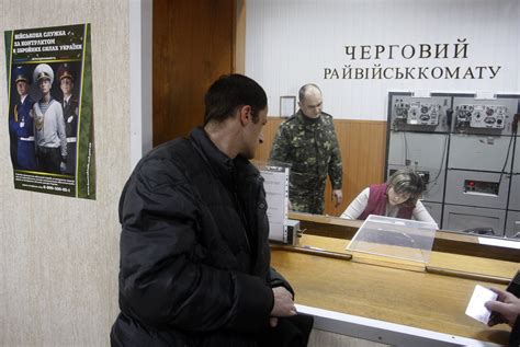 Постоянный уход за еврокубом для предотвращения скопления клея