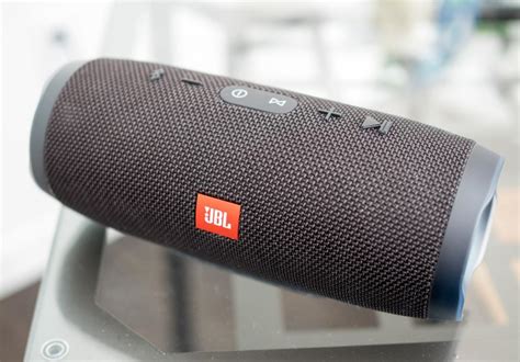 С помощью беспроводного подключения к JBL Charge 4