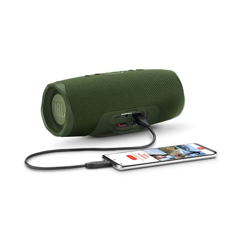 Через USB-порт колонки JBL Charge 4